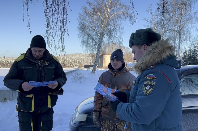 Свердловские спасатели замеряют толщину льда на водоемах региона