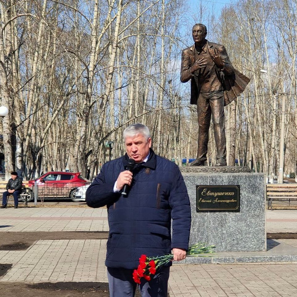 Мэр города Зимы Андрей Коновалов на торжественном мероприятии у памятника великому земляку Евгению Евтушенко.