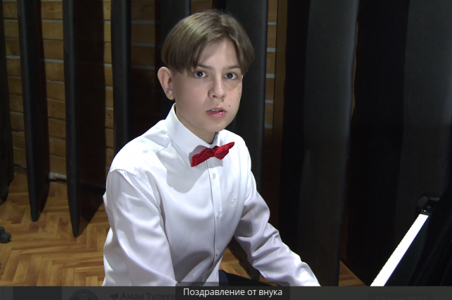 Внук Тимур Тулеев играет на пианино.