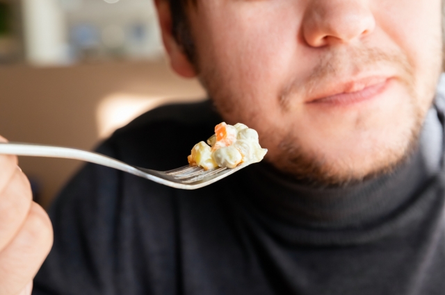 Столовые приборы в салатах оставлять не рекомендуется.