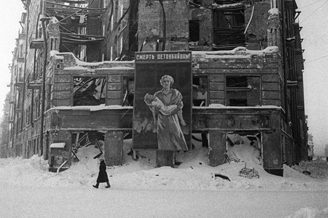 На улице блокадного города, 1942 год.
