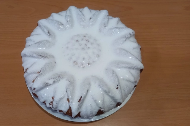 Кулич покрываем глазурью.