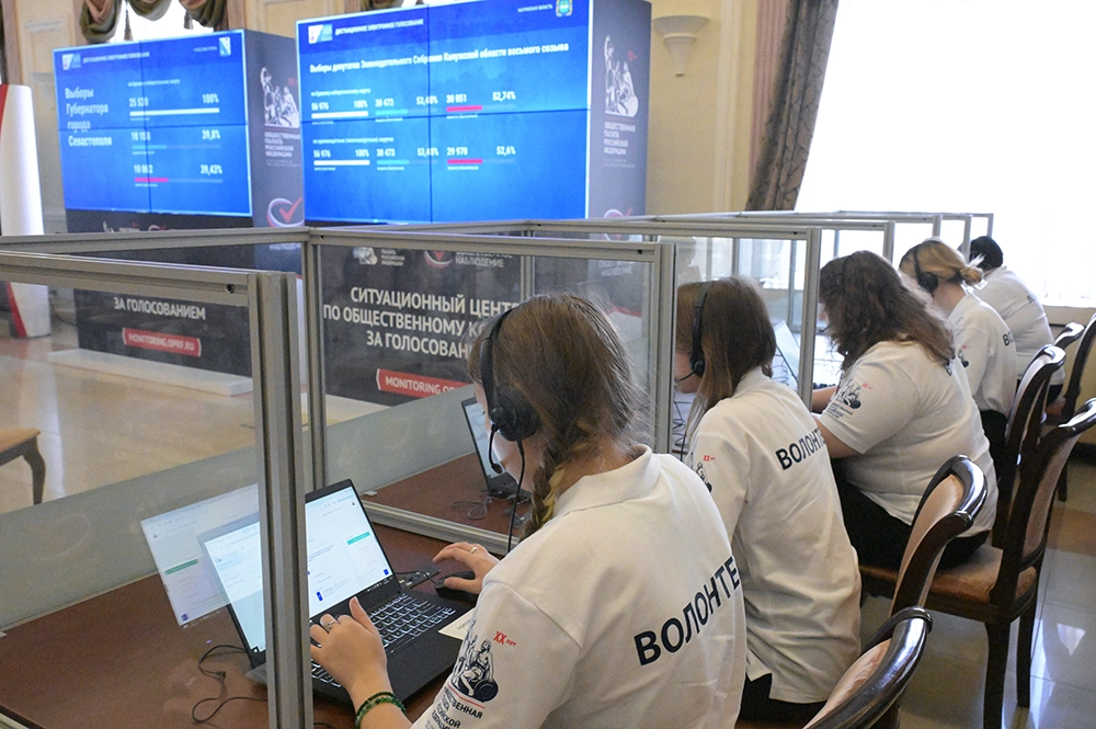 Сотрудники колл-центра принимают звонки на горячую линию в ситуационном центре по наблюдению за выборами глав 19 регионов РФ, который работает в Общественной палате РФ.