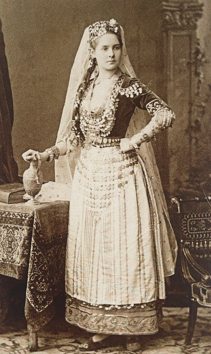 Княгиня Зинаида Николаевна Юсупова в татарском костюме на бале 1883 г.