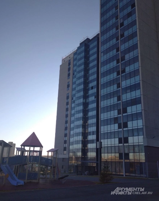 Напротив элитных высоток — ЛА «Трактор».