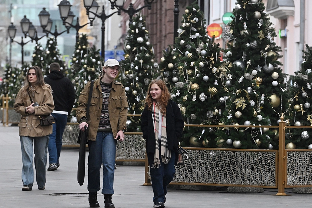 Горожане на улице Рождественка в Москве.