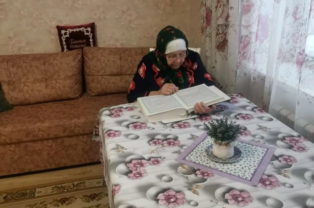 Хамитова истинно верующая, постоянно читает молитвы.