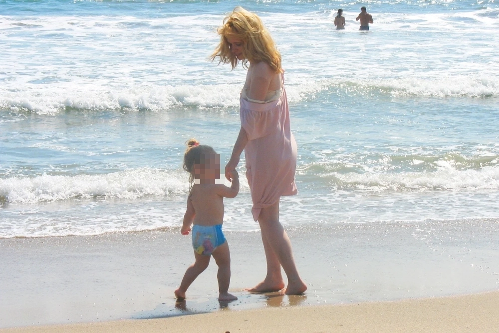 Софи родилась в 2003 году, на момент смерти матери, 1 ноября 2006 года, ей было два года.