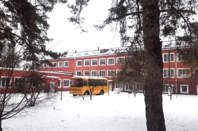 Здание интерната  расположено в сосновом лесу.
