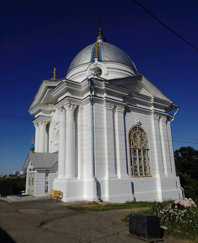 Памятный камень в честь основателя купеческой династии Ефрема Ефремова возле храма святого праведного Иоанна Кронштадтского.