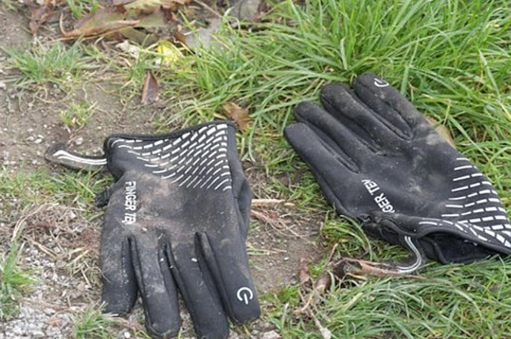 Пара черных перчаток на месте убийства рядом с пешеходной тропой возле природного заповедника в Престатине.