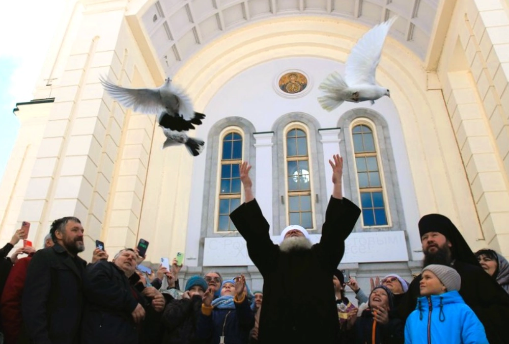 Митрополит Артемий совершает литургию на Благовещение в главном соборе Хабаровска.