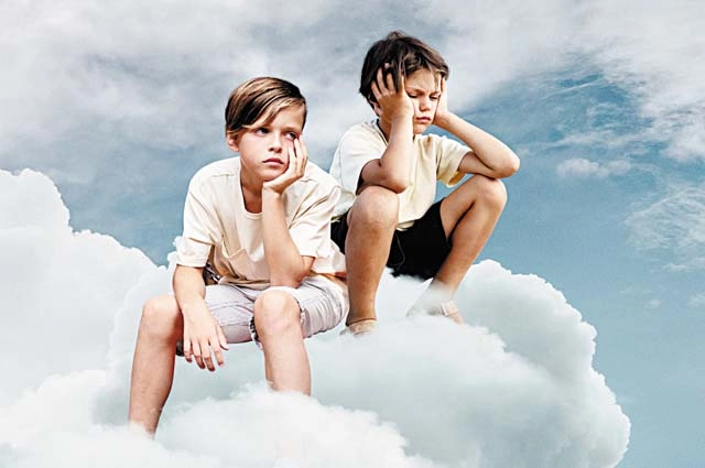 Когда подросток делает затяжку из вейпа, ему кажется, что он вдыхает лёгкий ароматный пар. На деле же это раскалённое облако из микроскопических частиц масла, ароматизаторов и токсичных соединений.