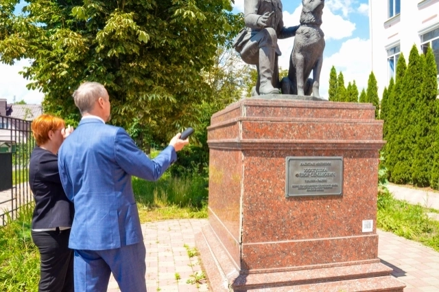 В гимназии № 12, например, у нас был вопросПамятник Федору Хихлушке, который расположен у входа в главное здание гимназии № 12, обновят, пусть и из других источников. 