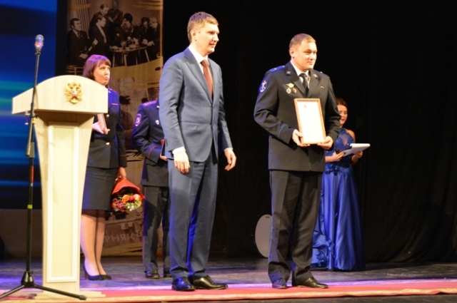 Максим Решетников вручил медаль «За спасение погибавших» капитану полиции Ильгизу Сабирзянову.