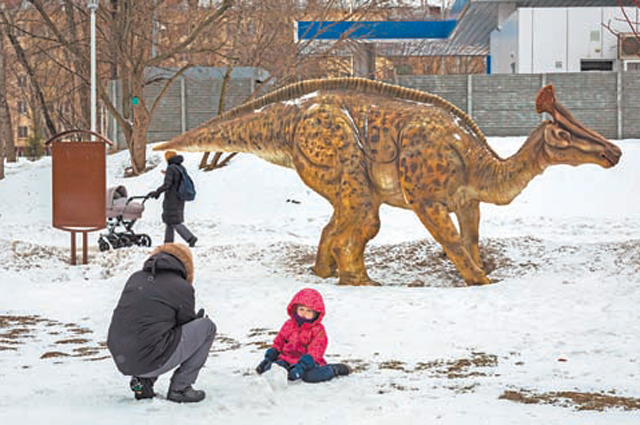 В парке можно погулять вместе с динозаврами.