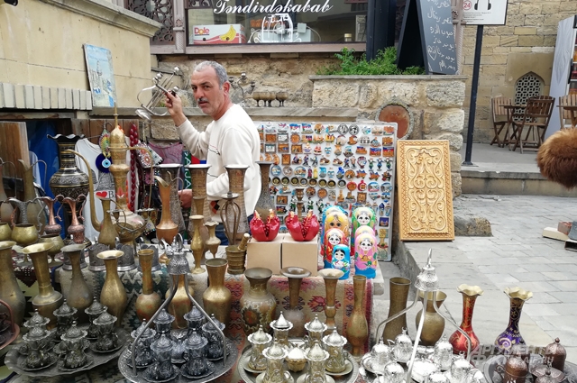 Продавцы сувениров на улочках старого города русским туристам всегда рады.