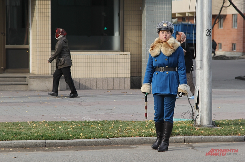 Девушки-регулировщицы в Пхеньяне меняются на посту каждые 2 часа