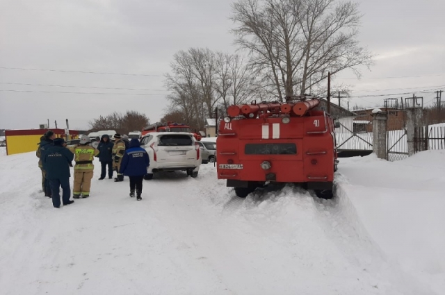 На Алтае из-за схода снега с крыши зернохранилища погибли четверо человек