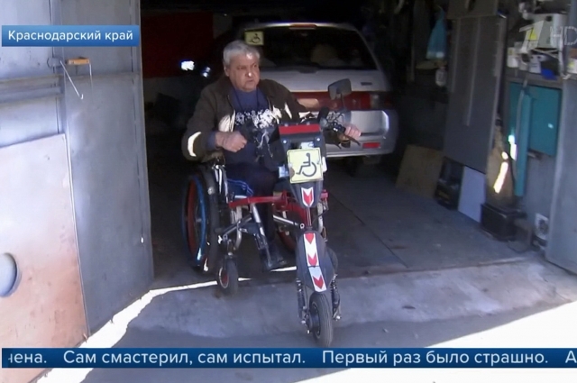 Также своими руками Александр Юдин сделал электрический скутер, который крепится к коляске.