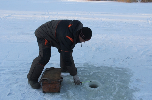 Рыбаков не пугают ни мороз, ни опасность провалиться под лёд. Главное - азарт.