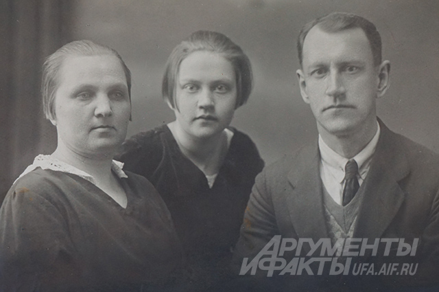 Маргарита Куприянова с родителями. Апрель 1932 г.