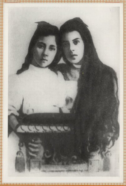 Мариэтта Шагинян (слева) с сестрой Магдалиной.