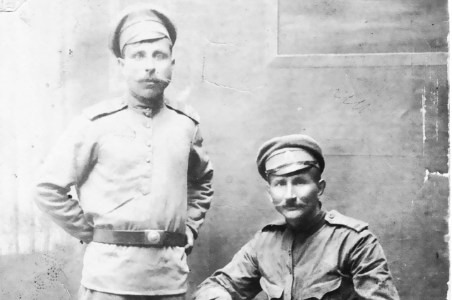 Никита Борисович Шилин на фото - слева.