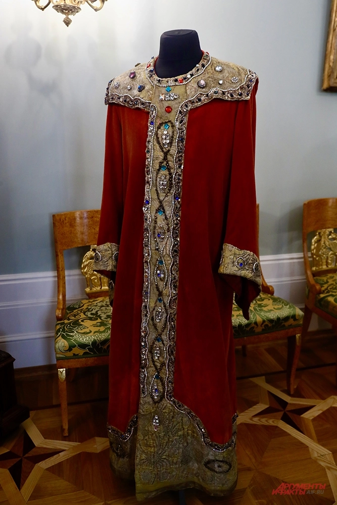 Одеяние царя Федора Иоанновича в кабинет Юрия Соломина.