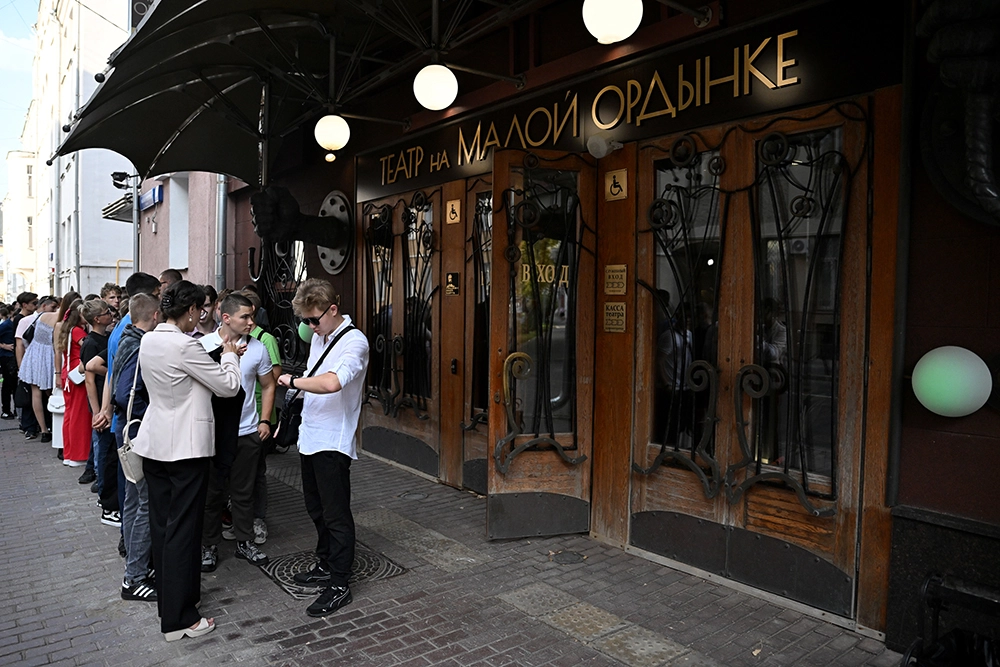 Люди перед началом благотворительного показа спектакля «Маленький принц» в Театре на Малой Ордынке в Москве, 2024 год.
