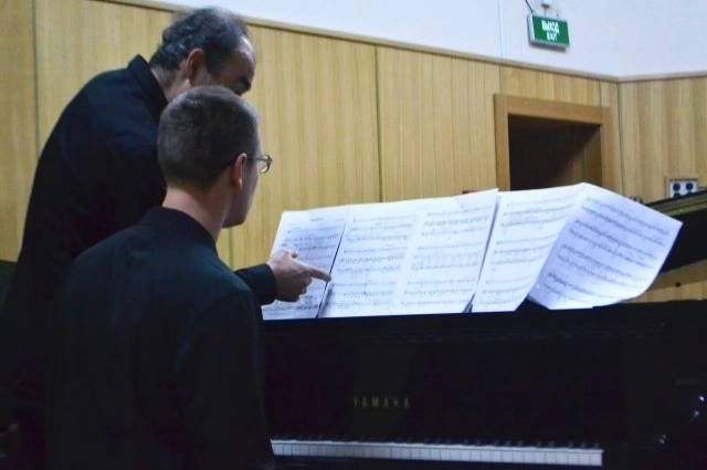 Процесс обучения построен на тонком взаимодействии