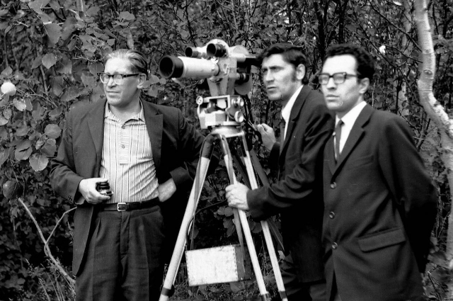 На съёмках фильма о дважды Герое Советского Союза Б. Сафонове писатель Петр Сальников, режиссер тульского ТВ Геннадий Распопов, оператор Юрий Жуков. Город Сафонов Мурманской области 1971 г.