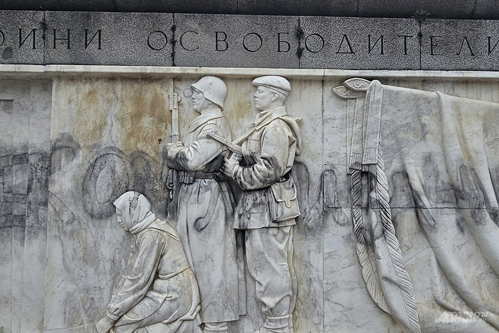 Советские памятники становятся объектами вандализма.