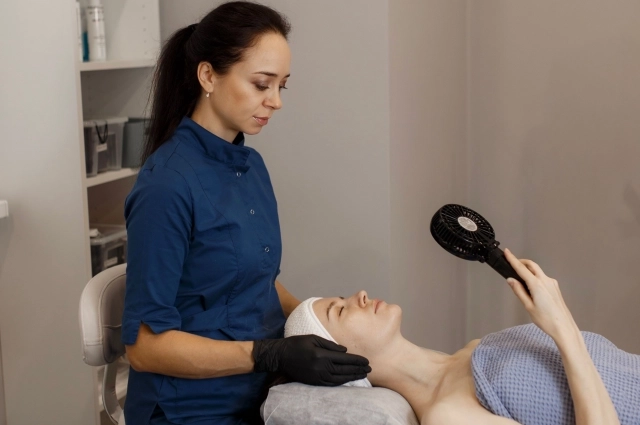 Девиз клиники: «Сохраняй свою естественную красоту, пока другие ее фильтруют».