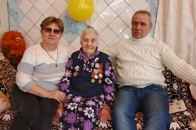 Анна Никитична с сыном и дочкой.