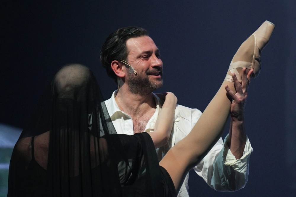 Антон Хабаров в роли Дон Жуана в сцене из спектакля «Дон Жуан. Новый миф» в постановке Максима Меламедова в Московском Губернском театре.