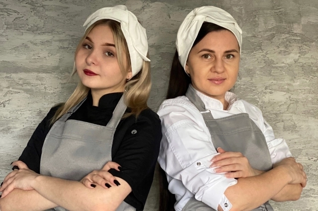 Дочь Евгении Виктория (слева) — специалист по дрожжевому тесту.