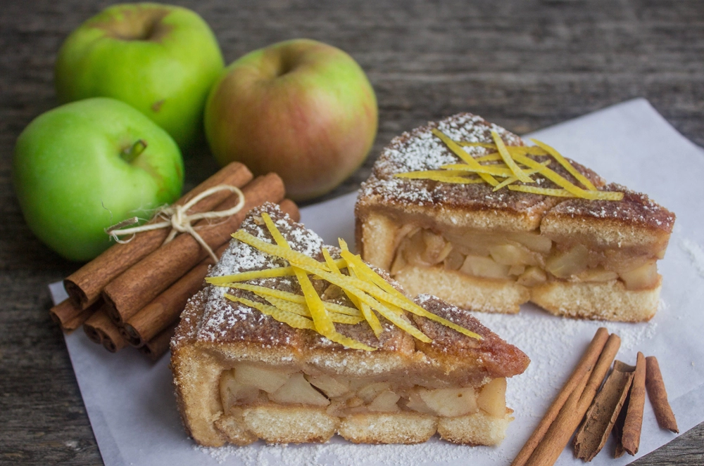 Шарлотка с яблоками и пряной карамелью.