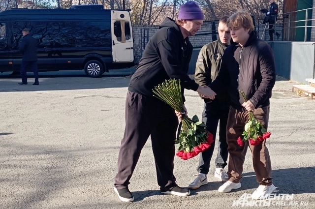 Прославленный хоккеист Евгений Кузнецов принимает соболезнования от знакомых и родственников.