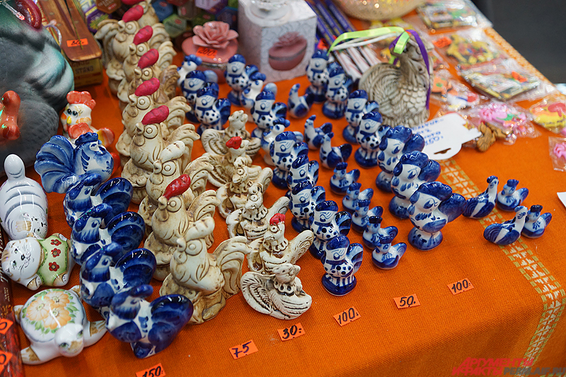 Популярна и сувенирная продукция, посвящённая символу наступающего года – петуху.