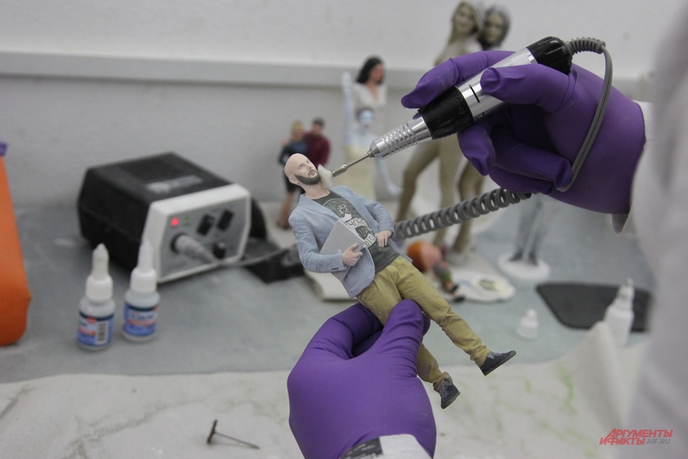 Шлифовка статуэтки, распечатанной на 3D-принтере.