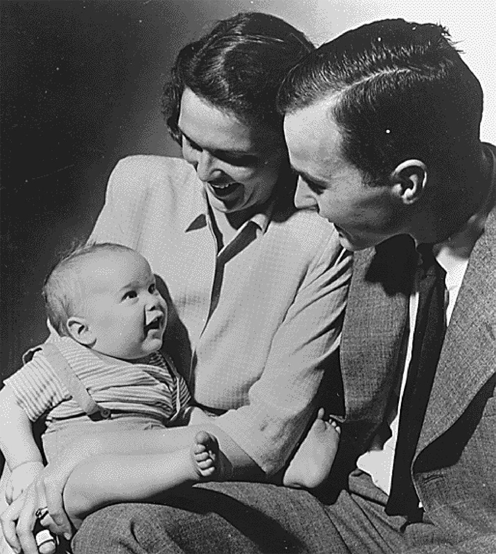Барбара и Джордж Буш с сыном Джорджем. 1947 г.