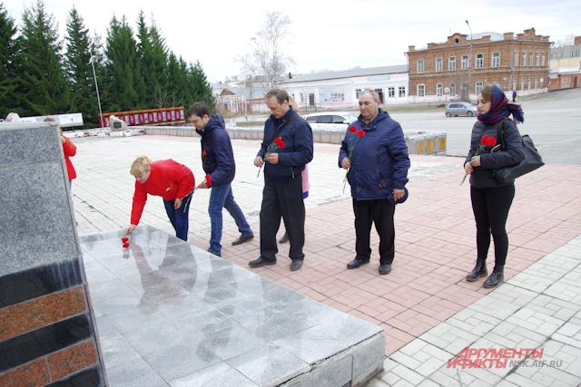 Команда автопробега посетила мемориал в Колывани.