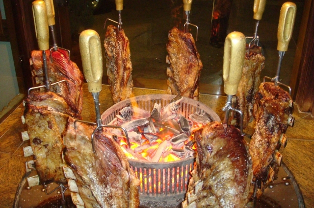 Процесс приготовления аргентинского знаменитого мяса — асадо