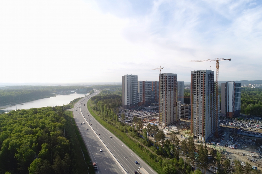 Комфортабельный микрорайон «Светлый» расположен в экологически чистом уголке Екатеринбурга, по Кольцовскому тракту, через дорогу от отеля Ramada Yekaterinburg.