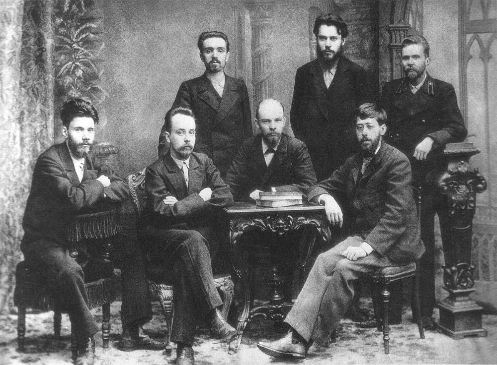 Члены петербургского «Союза борьбы за освобождение рабочего класса» (1897), Кржижановский сидит второй слева (справа от Ленина), 1897 год.