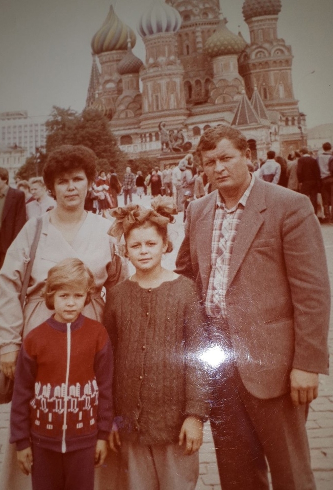 Память о Леониде Сидорове хранит семейный альбом. На фото он с женой и детьми. 