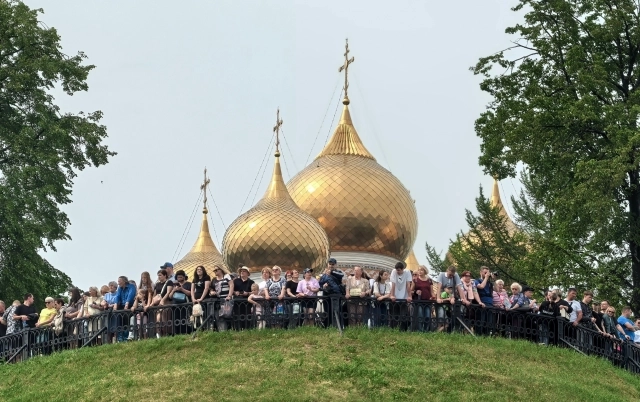 Вся Стрелка была заполнена зрителями.