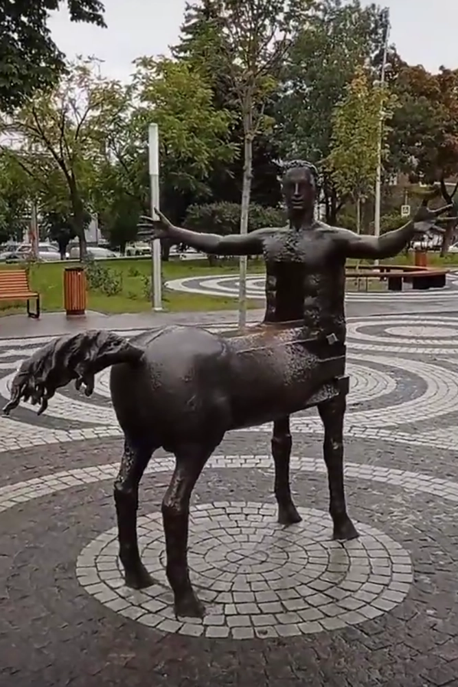 Жители Пензы зовут необычный памятник радушным кентавром.
