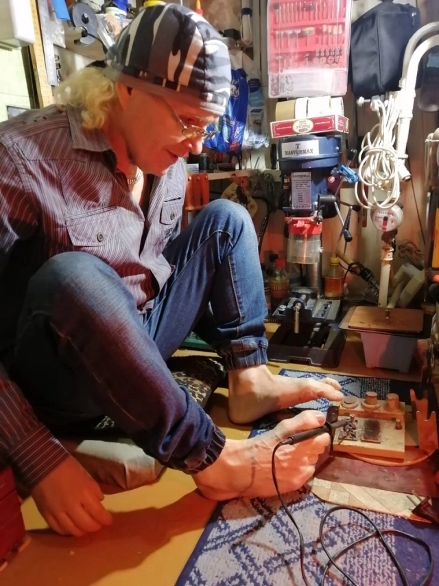 Ногами, как руками.